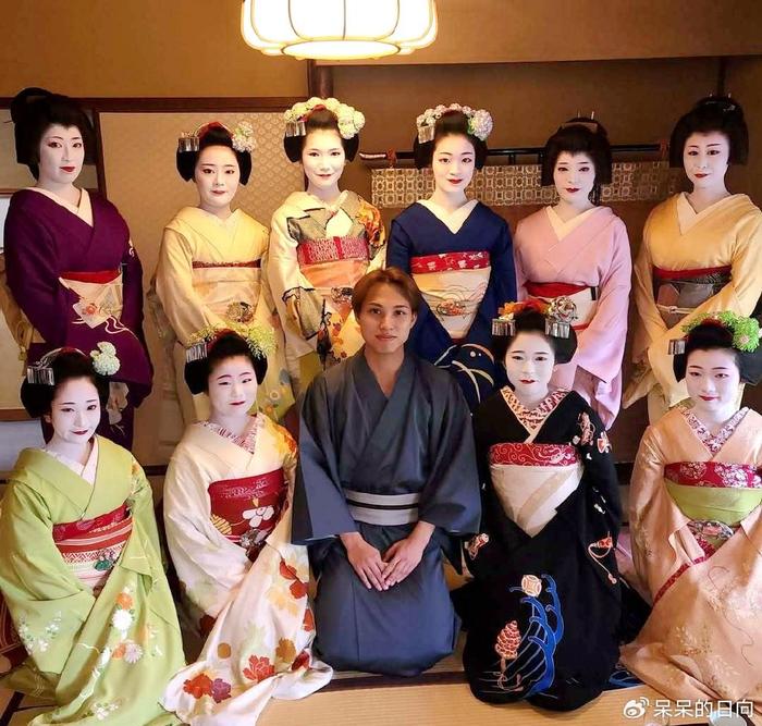 日本羽毛球“一哥”找艺伎作陪惹争议，一人被十位美女环绕笑开颜