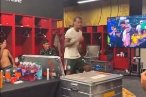 光速融入球队！切尔西新援佩德罗在更衣室内沉浸式跳舞