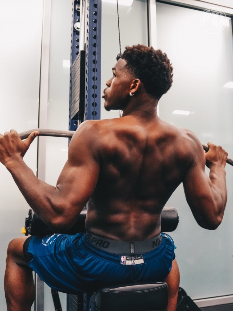 betvictor伟德-这背遮天蔽日！森林狼官推晒爱德华兹力量训练照：日积月累