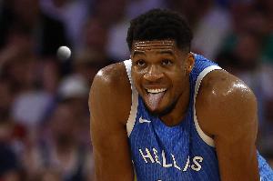 betvictor伟德-根本拦不住！字母哥半场10中7高效砍14分4板 连续攻筐撕碎防守