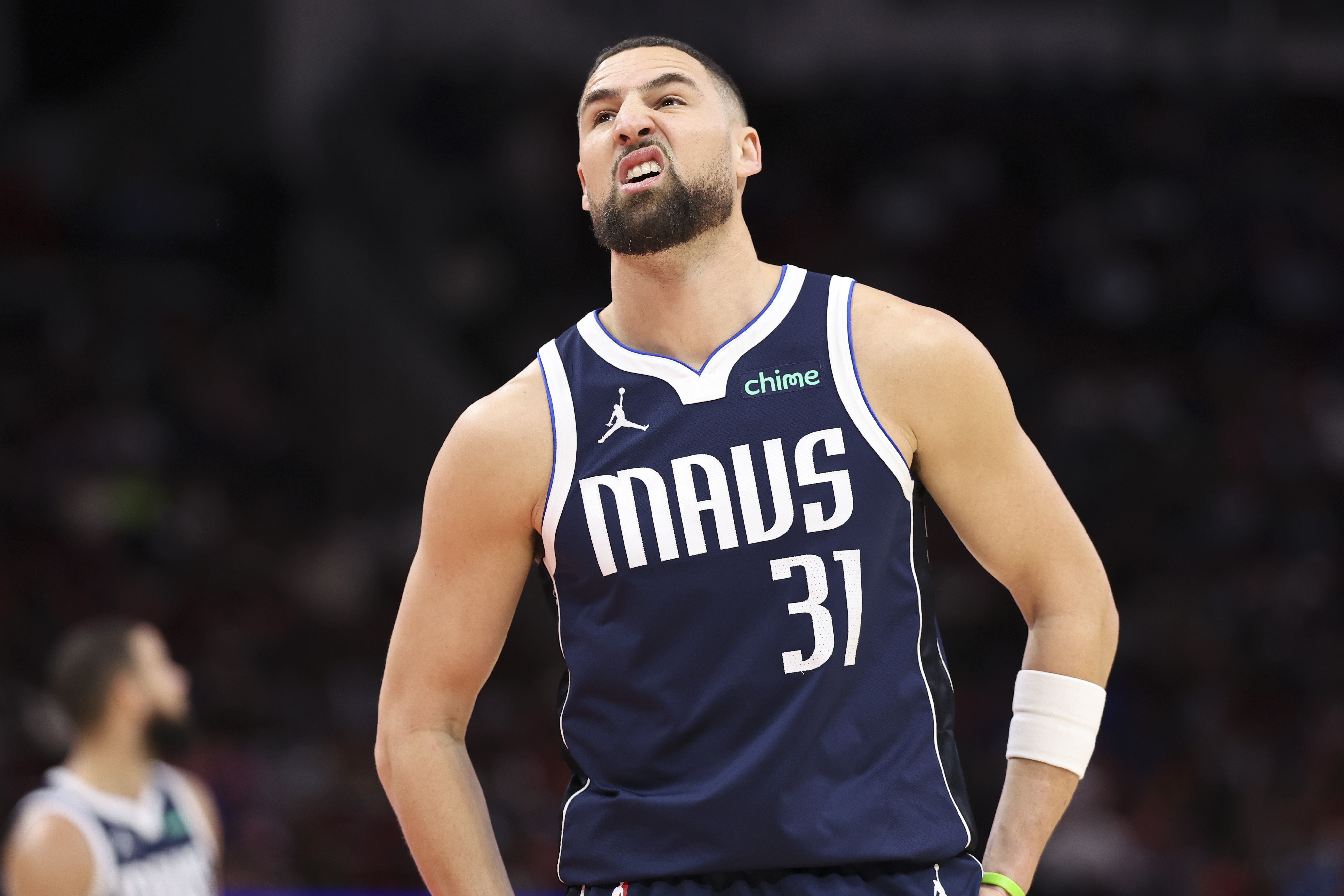 betvictor伟德官网-尽力输出！克莱全场13投7中&amp;三分10中4 拿下18分1篮板2助攻